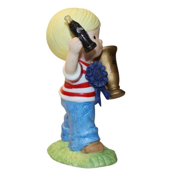 Coca-Cola Enesco "Three Cheers For A Friend Like You" Figurine 859583 Boy Trophy - Picture 6 of 7